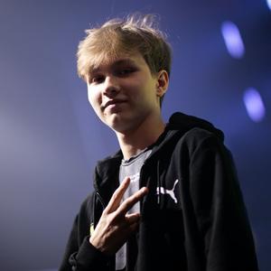 表现与场外 表现与场外